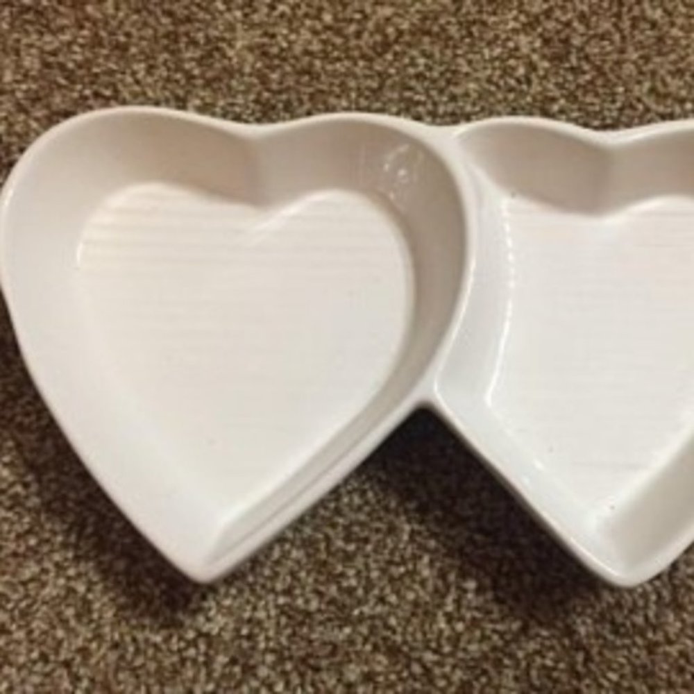 IQ Accessories white double heart ceramic dish
